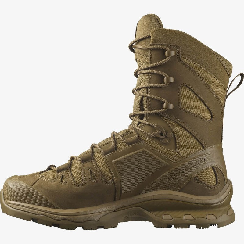 Der Salomon QUEST 4D FORCES 2 HIGH GTX DE von SALOMON FORCES ist ein koyotenbrauner, hoch geschnittener Stiefel mit stabilen Schnürsenkeln, verstärkten Nähten, robuster Sohle, wasserdichter GORE-TEX-Membran und dem Schriftzug QUEST FORCE 8" an der Seite.
