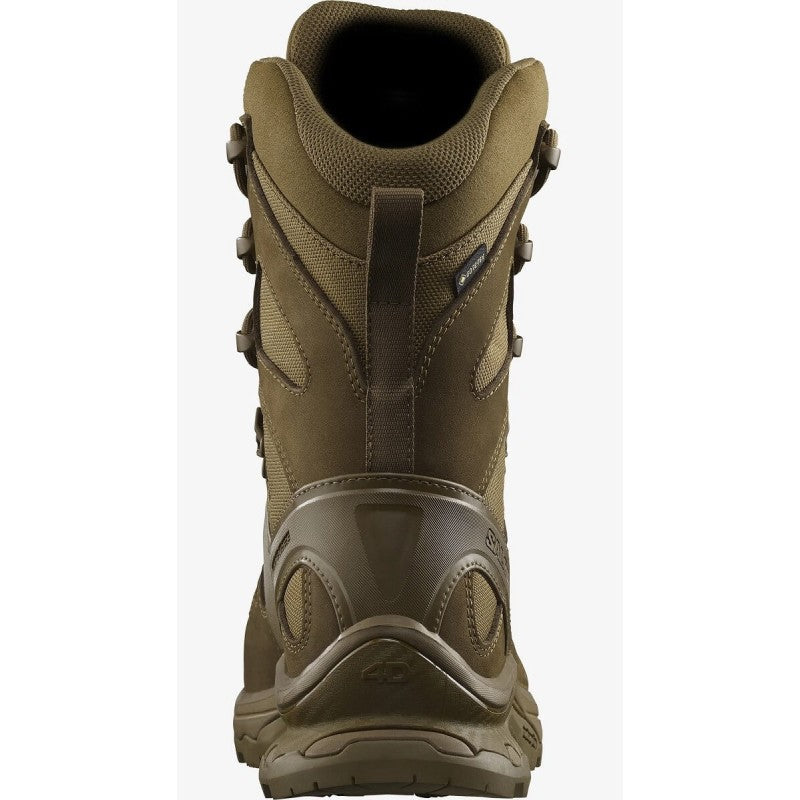 Der SALOMON FORCES QUEST 4D FORCES 2 HIGH GTX DE in Coyote Brown ist von hinten abgebildet und verfügt über eine GORE-TEX-Membran, verstärkte Nähte, einen hohen Knöchelkragen, eine strukturierte Sohle und ein robustes Design für den Outdoor-Einsatz.