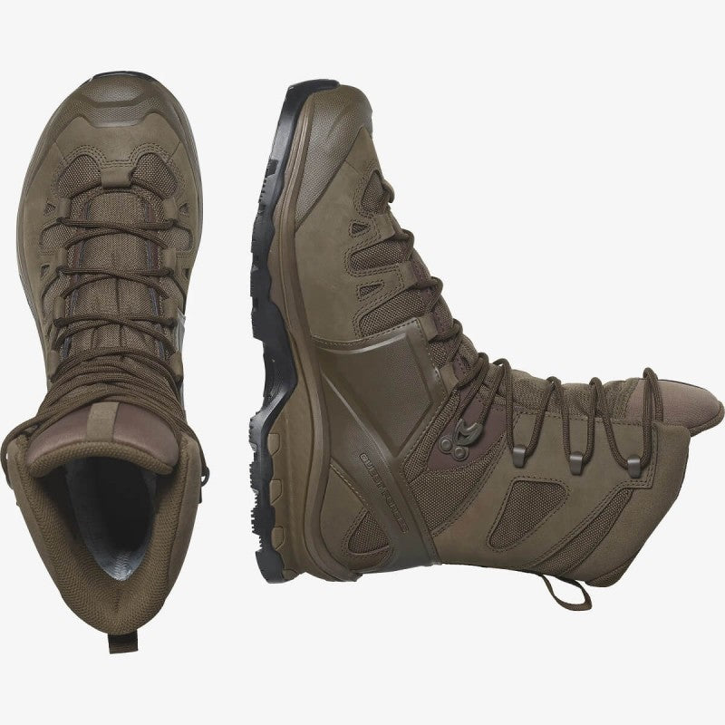 Ein Paar SALOMON FORCES QUEST 4D FORCES 2 HIGH GTX EN Wanderstiefel in Erdbraun mit robuster schwarzer Sohle, sichtbaren Schnürsenkeln und robuster GORE-TEX-Konstruktion - ein Stiefel von oben, der andere von der Seite gezeigt.