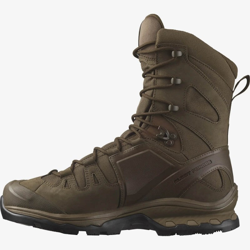 Eine Nahaufnahme des SALOMON FORCES QUEST 4D FORCES 2 HIGH GTX EN in Earth Brown, ein taktischer Stiefel mit fortschrittlicher GORE-TEX Technologie.
