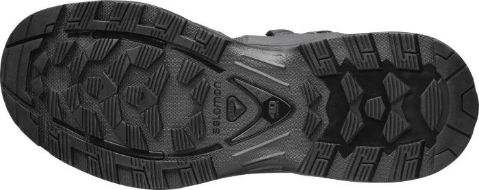 Nahaufnahme der Profilsohle des Salomon QUEST 4D GTX FORCES 2 DE - Black von SALOMON FORCES. Sie zeigt das robuste, multidirektionale Profil für verbesserte Traktion und Stabilität. Das SALOMON FORCES-Logo ist in der Mitte sichtbar.
