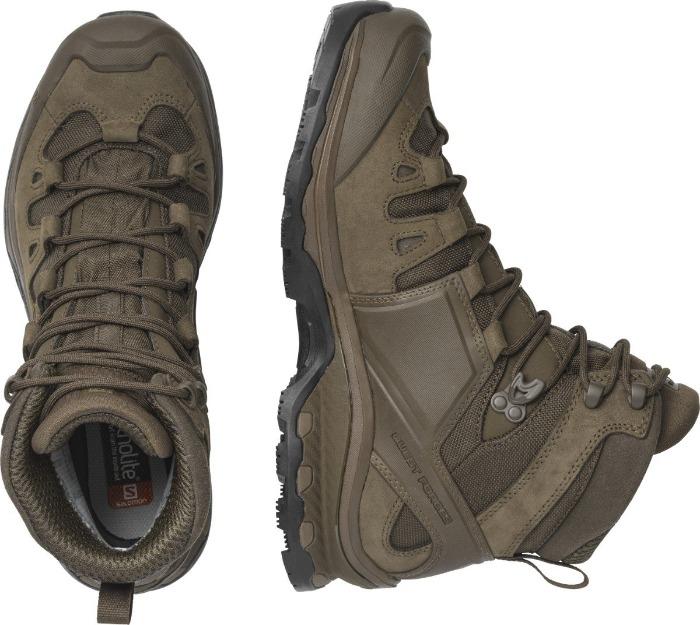 Ein Paar SALOMON FORCES Salomon QUEST 4D GTX FORCES 2 EN Wanderstiefel in Erdbraun - einer von oben nach unten, um Schnürsenkel und Zunge zu zeigen, der andere von der Seite, um die GORE-TEX Sohle und den hervorragenden Knöchelhalt hervorzuheben.