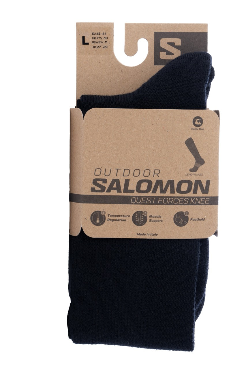 Ein Paar SALOMON FORCES QUEST FORCES KNEE-Socken in Schwarz, Größe Large, verpackt in braunem Karton mit schwarzem Text/Icons; bietet Temperaturregulierung und Muskelunterstützung - ideale taktische Kniestrümpfe für den Außeneinsatz.