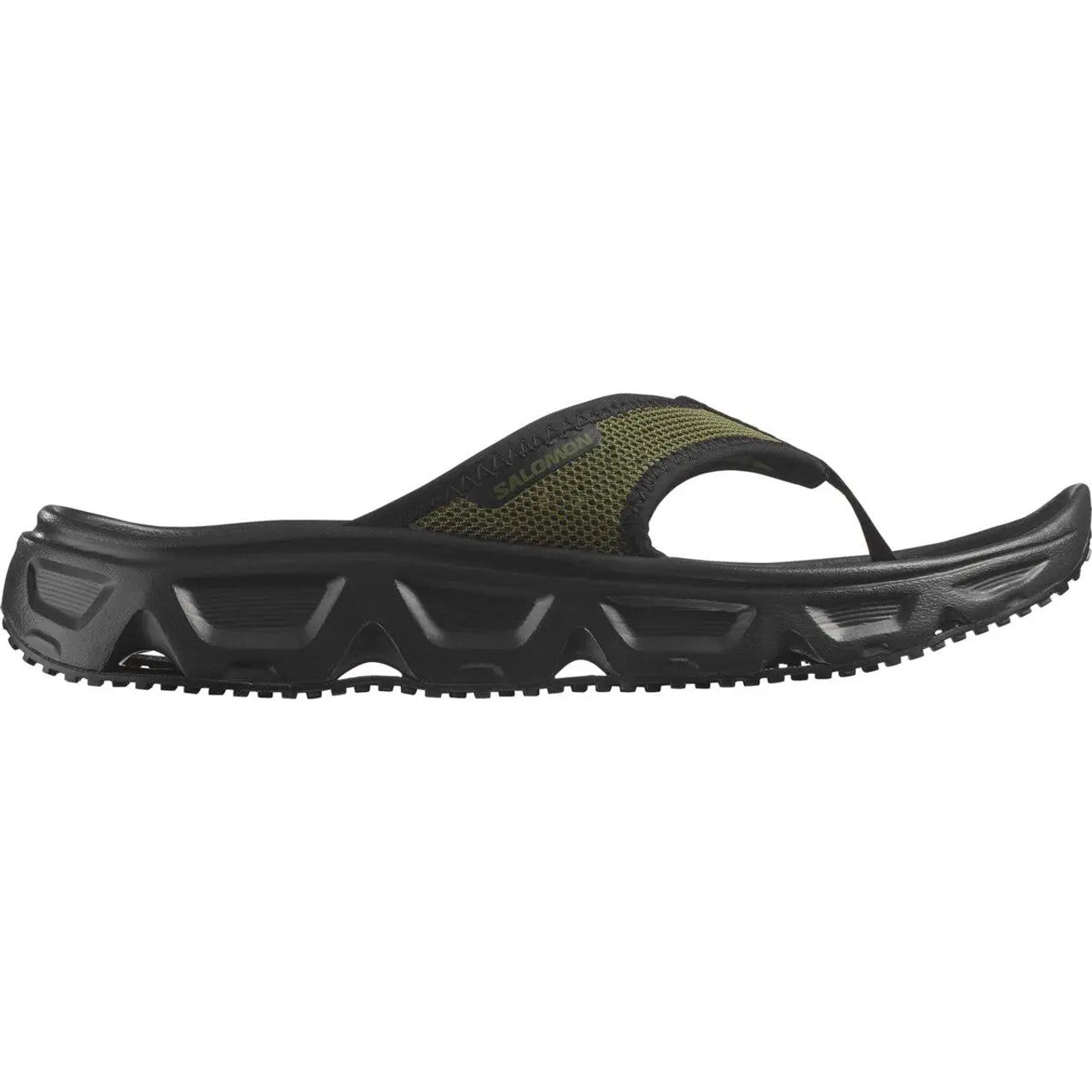Seitenansicht der SALOMON FORCES RX BREAK FORCES Sandale in Olive Night/Black, mit einem Riemen aus Mesh und einer dicken, strukturierten Sohle mit ausgeschnittenen geometrischen Formen.