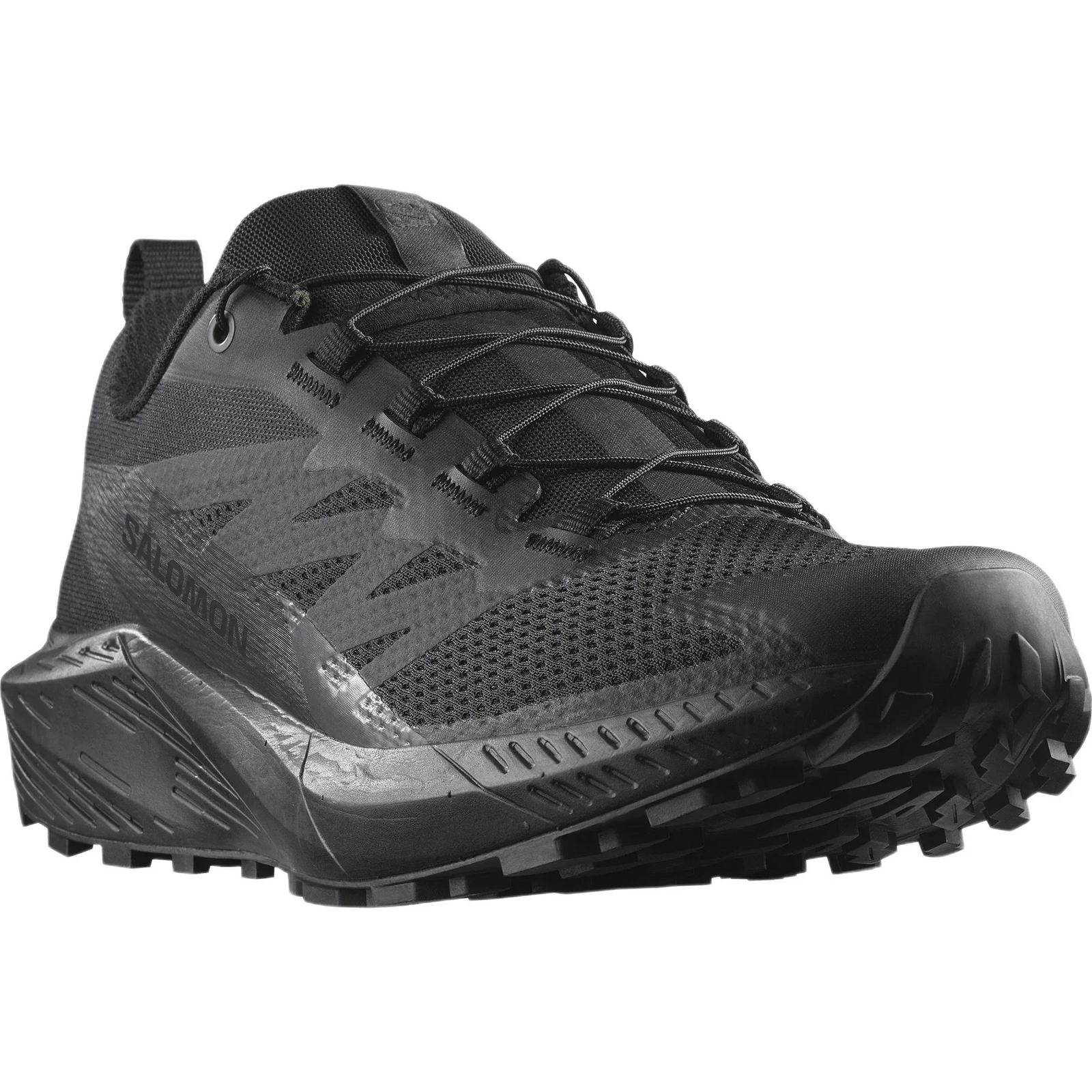 Der SALOMON FORCES SENSE RIDE 5 SR in Schwarz verfügt über ein Obermaterial aus Mesh, einen Schnürverschluss und eine All Terrain Contagrip Gummilaufsohle für Grip im Gelände, dargestellt aus einer Dreiviertelansicht auf weißem Hintergrund.