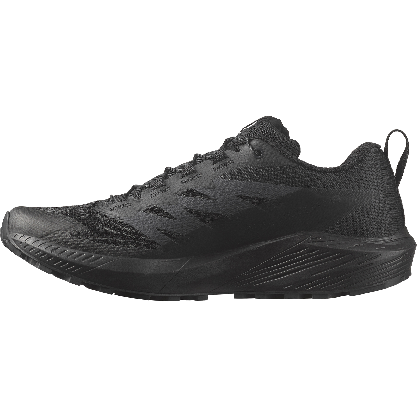 Der SALOMON FORCES Salomon SENSE RIDE 5 SR Trail-Schuh in Schwarz verfügt über ein niedrig geschnittenes, strukturiertes Mesh-Obermaterial, einen Schnürverschluss und eine dicke All Terrain Contagrip-Sohle, die im Seitenprofil auf einem schlichten weißen Hintergrund zu sehen ist.