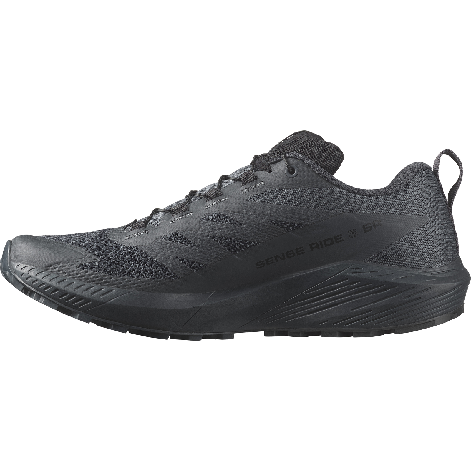 Eine Seitenansicht des Salomon SENSE RIDE 5 SR - India Ink von SALOMON FORCES mit Mesh-Obermaterial, strukturierter All Terrain Contagrip-Sohle, Schnürung und sichtbarem Sense Ride 5-Text auf dem Schuh.