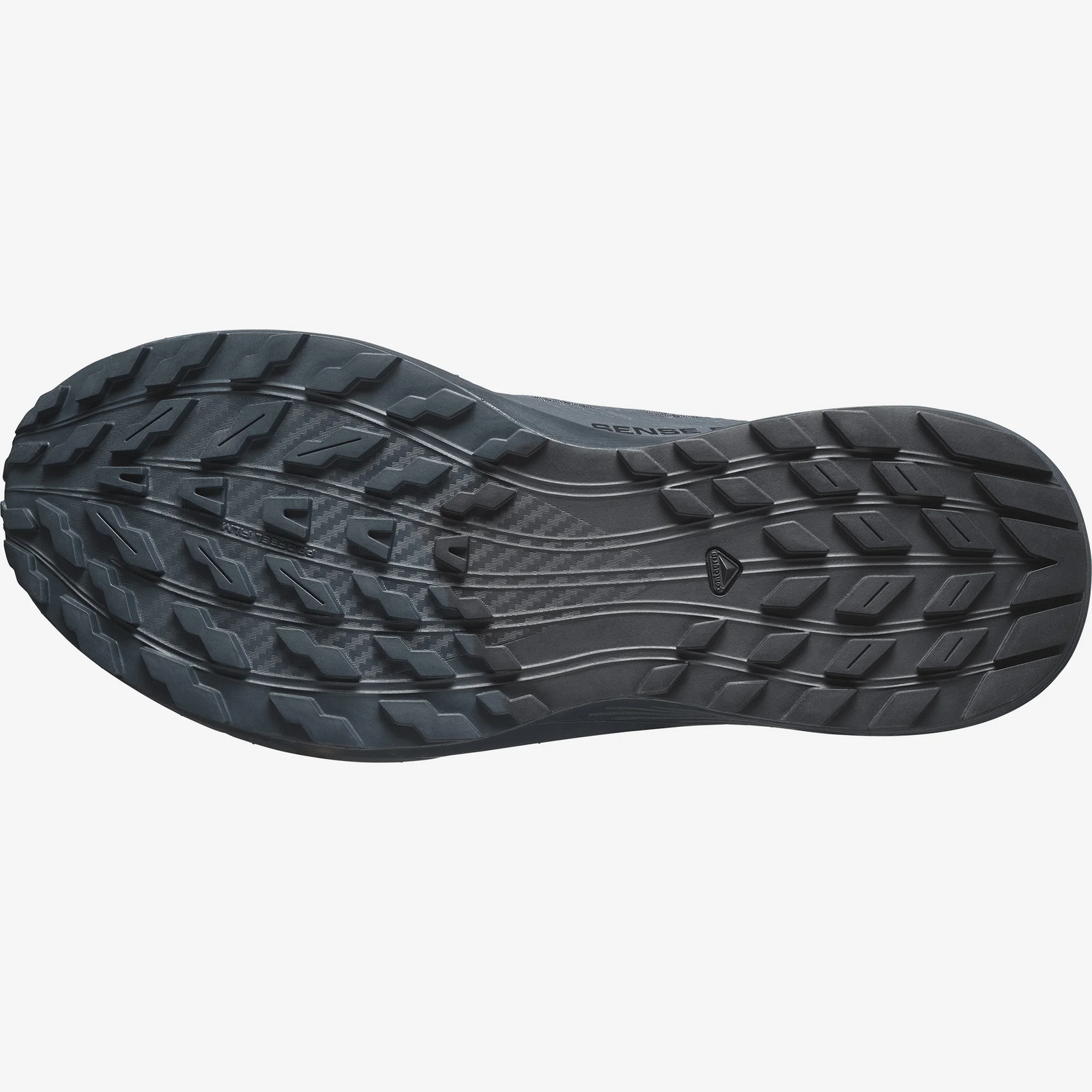 Das Bild zeigt die schwarze, strukturierte Gummilaufsohle des SALOMON FORCES SENSE RIDE 5 SR - India Ink, mit tiefen, multidirektionalen All Terrain Contagrip Stollen für hervorragenden Grip. Das "SENSE"-Branding ist subtil sichtbar in der Nähe des Bogens.