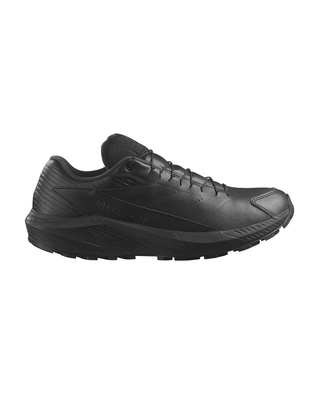 Der Salomon SENSE RIDE 5 SR LEATHER in schwarz von SALOMON FORCES ist ein flacher Schnürsneaker mit strukturierter Sohle - ideal für Outdoor-Abenteuer, zum Laufen oder für die Freizeit, der eleganten Stil und Performance kombiniert.