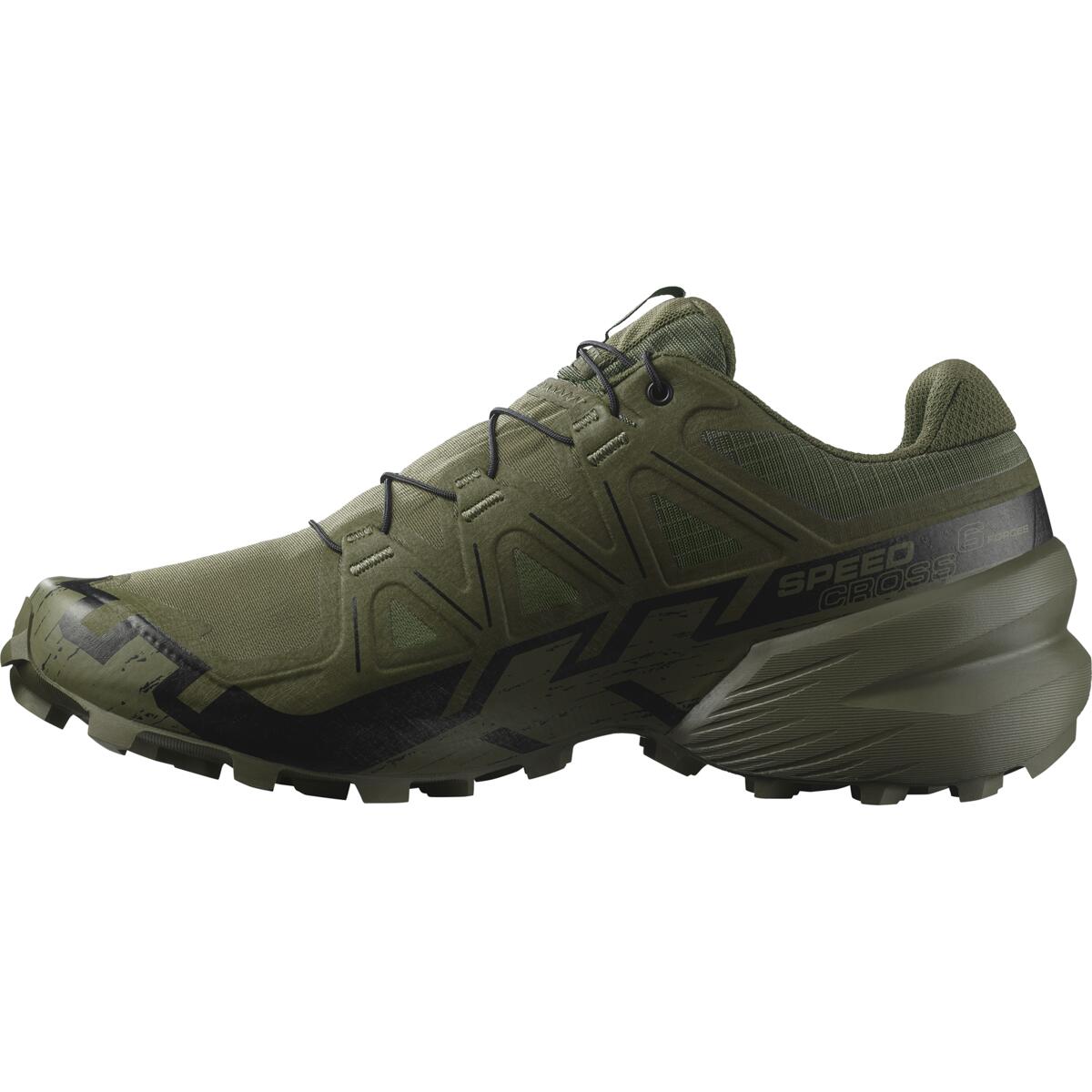 Der Salomon SPEEDCROSS 6 FORCES - Ranger Green von SALOMON FORCES verfügt über schwarze Akzente, eine robuste Sohle und den Speedcross-Schriftzug an der Seite. Er wurde für breite Füße entwickelt und ist vom linken Profil aus vor einem weißen Hintergrund zu sehen.