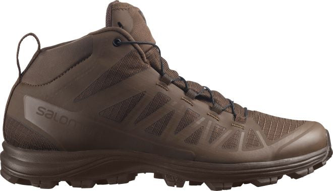 Der Salomon SPEED ASSAULT 2 - Earth Brown von SALOMON FORCES ist ein brauner, mittelhoher Trail-Schuh mit einer robusten Sohle, Schnürung, Mesh-Einsätzen für Atmungsaktivität und dem Markennamen an der Ferse.