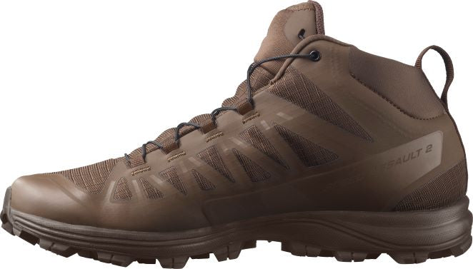 Der SALOMON FORCES Salomon SPEED ASSAULT 2 - Earth Brown ist ein brauner Mid-Top-Sportschuh mit einer robusten Sohle, Mesh-Schnürsenkeln und geometrischen Seitendetails - ideal für Trailrunning - auf weißem Hintergrund.
