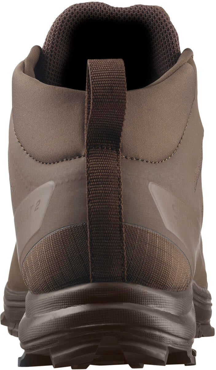 Rückansicht des SALOMON FORCES SPEED ASSAULT 2 in Earth Brown, mit strukturierter Sohle, Fersenschlaufe und gepolstertem Kragen. Das robuste Design macht ihn ideal für Outdoor-Aktivitäten.