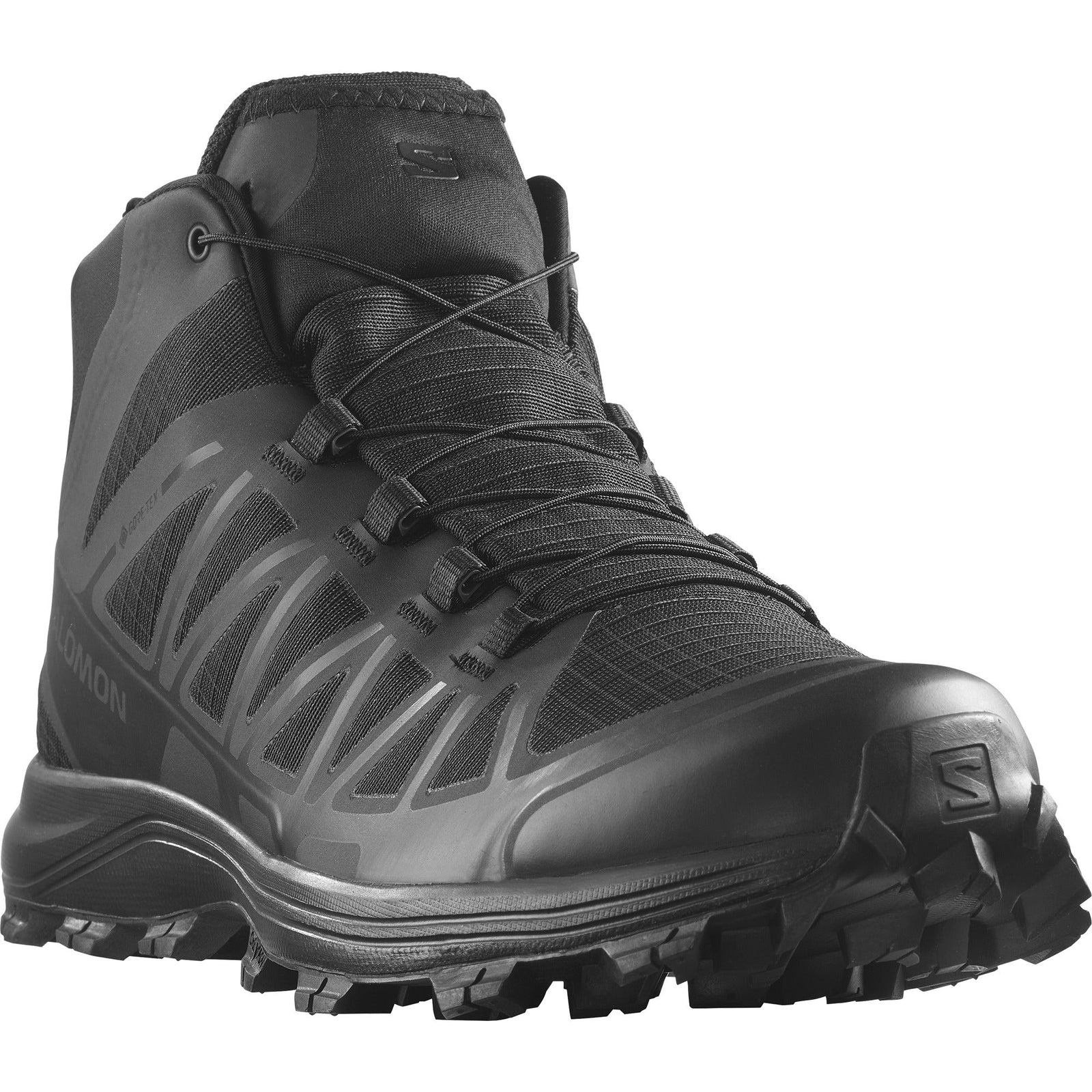 Ein schwarzer High-Top-Wanderstiefel - der SALOMON FORCES Salomon SPEED ASSAULT 2 GTX - mit robustem Profil, strapazierfähigen Mesh- und Synthetik-Overlays und sicherer Schnürung, dargestellt aus einem niedrigen Blickwinkel auf weißem Hintergrund.