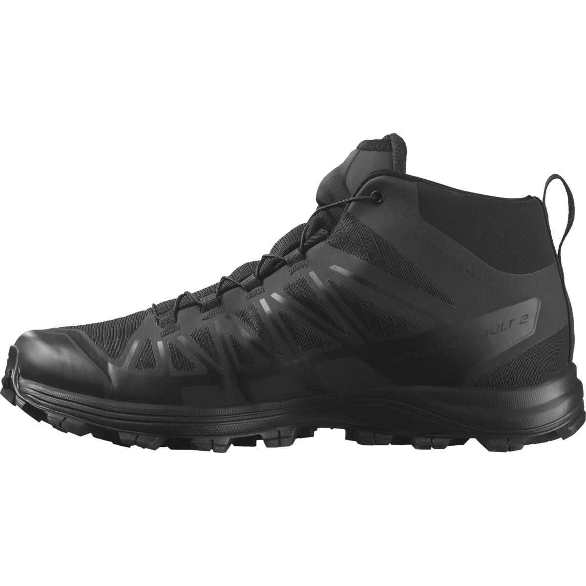 Der SALOMON FORCES Salomon SPEED ASSAULT 2 GTX - Black ist ein Trailrunning-Schuh für den mittleren Knöchelbereich mit einer robusten Sohle, einem Obermaterial aus Mesh, einem Schnürverschluss und der GORE-TEX-Technologie. Er ist von der Seite auf weißem Hintergrund zu sehen.