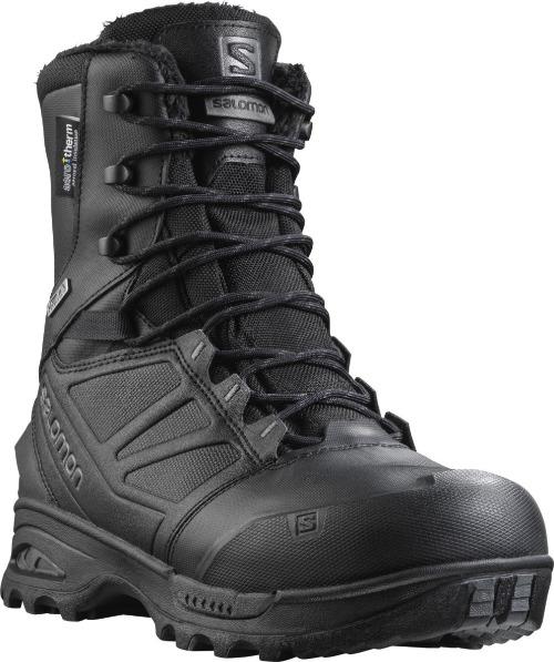 Der SALOMON FORCES TOUNDRA FORCES CSWP ist ein schwarzer Winterstiefel mit robuster Laufsohle, Metallösen, dicken Schnürsenkeln, verstärkter Schuhspitze und isoliertem Futter - ideal als taktischer Winterstiefel - auf einem schlichten weißen Hintergrund.