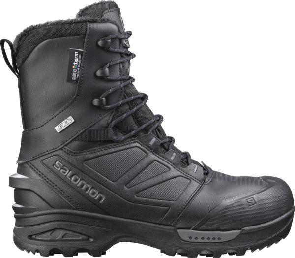 Der SALOMON FORCES TOUNDRA FORCES CSWP ist ein schwarzer, knöchelhoher, taktischer Winterstiefel mit robustem Profil, verstärkter Zehenpartie, Schnürung und sichtbaren Nähten, der für den harten Outdoor-Einsatz konzipiert wurde.