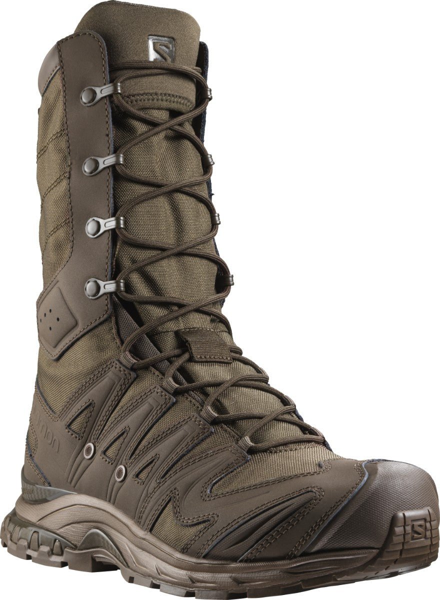 Ein einzelner Salomon XA FORCES JUNGLE - Earth Brown taktischer Stiefel von SALOMON FORCES verfügt über einen hohen Knöchelschutz, eine robuste Sohle, Metallösen, verstärkte Nähte und schnell trocknendes Material - ideal für den Outdoor- oder Militäreinsatz.