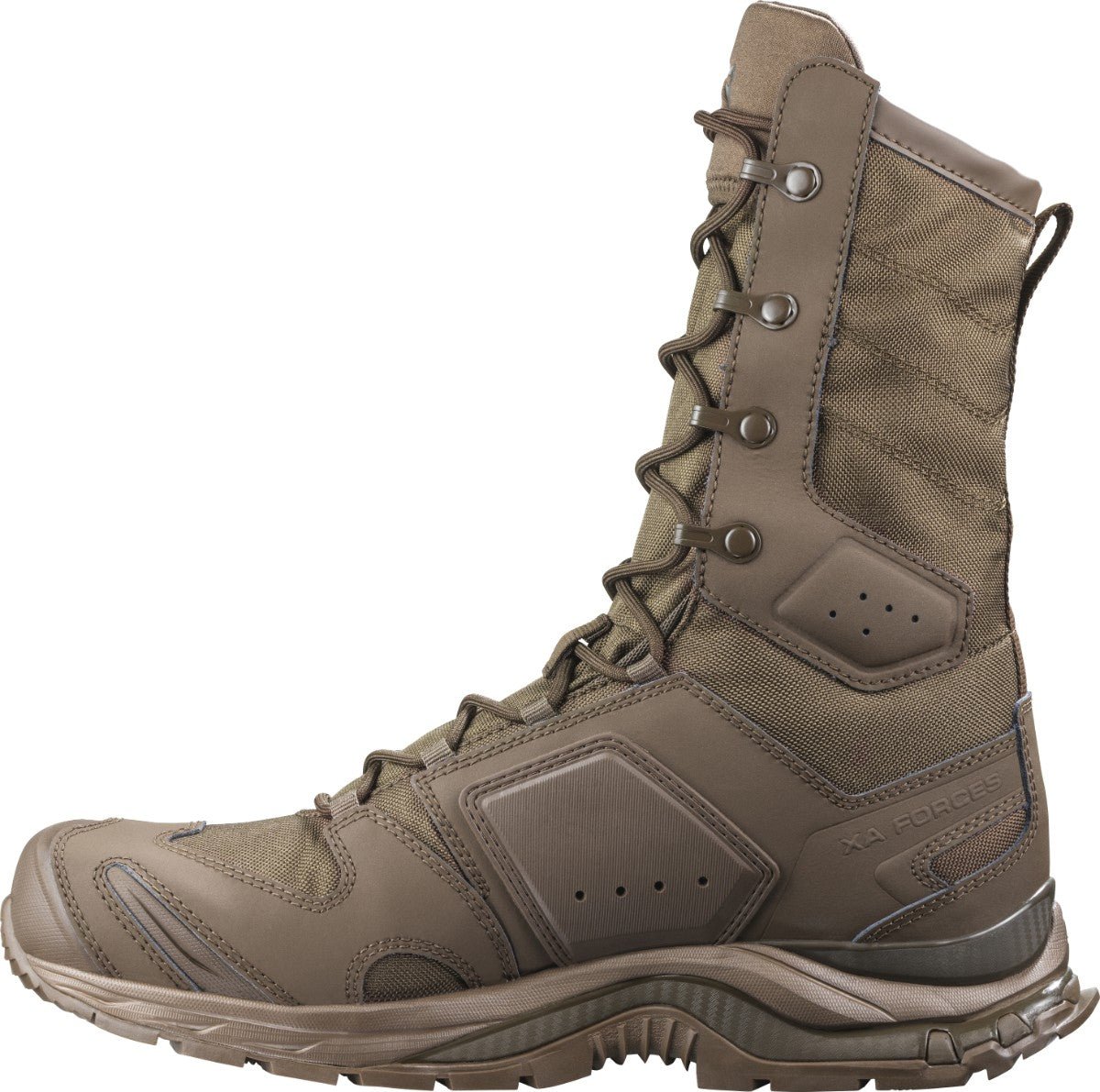 Der SALOMON FORCES Salomon XA FORCES JUNGLE - Earth Brown ist ein brauner, taktischer High-Top-Stiefel mit robusten Sohlen, Metallösen und strapazierfähigen Stoff- und Ledereinsätzen; schnelltrocknend und für den Outdoor- oder Militäreinsatz gebaut. Abgebildet auf einem weißen Hintergrund.