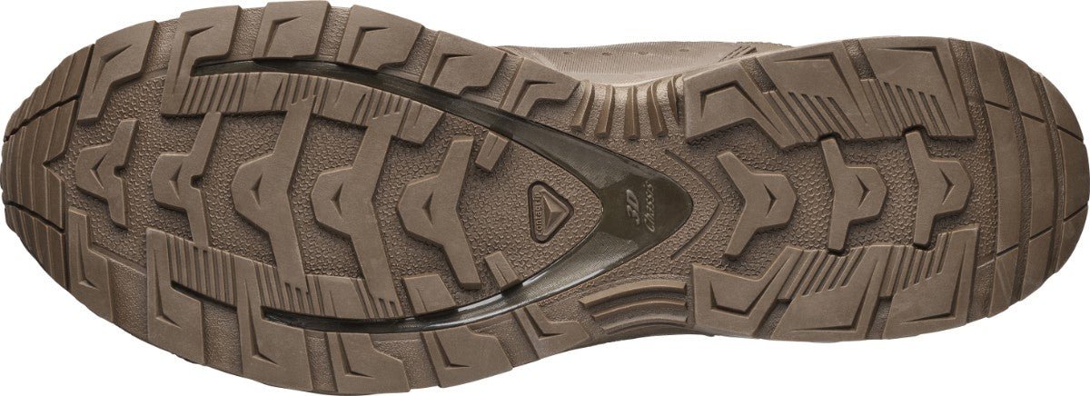Nahaufnahme der Sohle des SALOMON FORCES Salomon XA FORCES JUNGLE - Earth Brown, mit einem dicken, robusten Profil, das für Grip und Traktion sorgt.