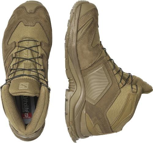 Zwei Salomon XA FORCES MID Stiefel von SALOMON FORCES in Coyote Brown sind abgebildet. Der eine ist von oben gesehen und zeigt die Schnürsenkel und die Zunge, während der andere von der Seite gesehen ist und die robuste Sohle und die seitlichen Details hervorhebt.
