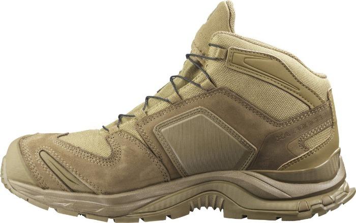 Der SALOMON FORCES Salomon XA FORCES MID - Coyote Brown ist ein brauner taktischer Stiefel mit einer robusten Sohle, Mesh- und Ledereinsätzen, sichtbaren Nähten und schwarzen Schnürsenkeln, die von der Seite vor einem weißen Hintergrund gezeigt werden.