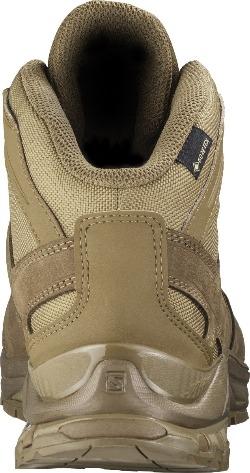 Nahaufnahme der Rückseite des SALOMON FORCES XA FORCES MID GTX - Coyote Brown, mit robuster Sohle, gepolstertem Kragen, verstärkten Nähten, schwarzem Label und wasserdichtem GORE-TEX-idealem Einsatzschuh Militär.