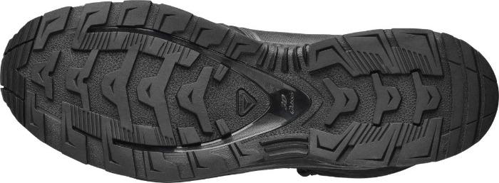 Nahaufnahme der SALOMON FORCES XA FORCES MID GTX DE - Black Außensohle, die ein robustes Profil mit tiefen Rillen aufweist - dieser wasserdichte knöchelhohe Schuh ist für optimale Traktion und Grip ausgelegt.