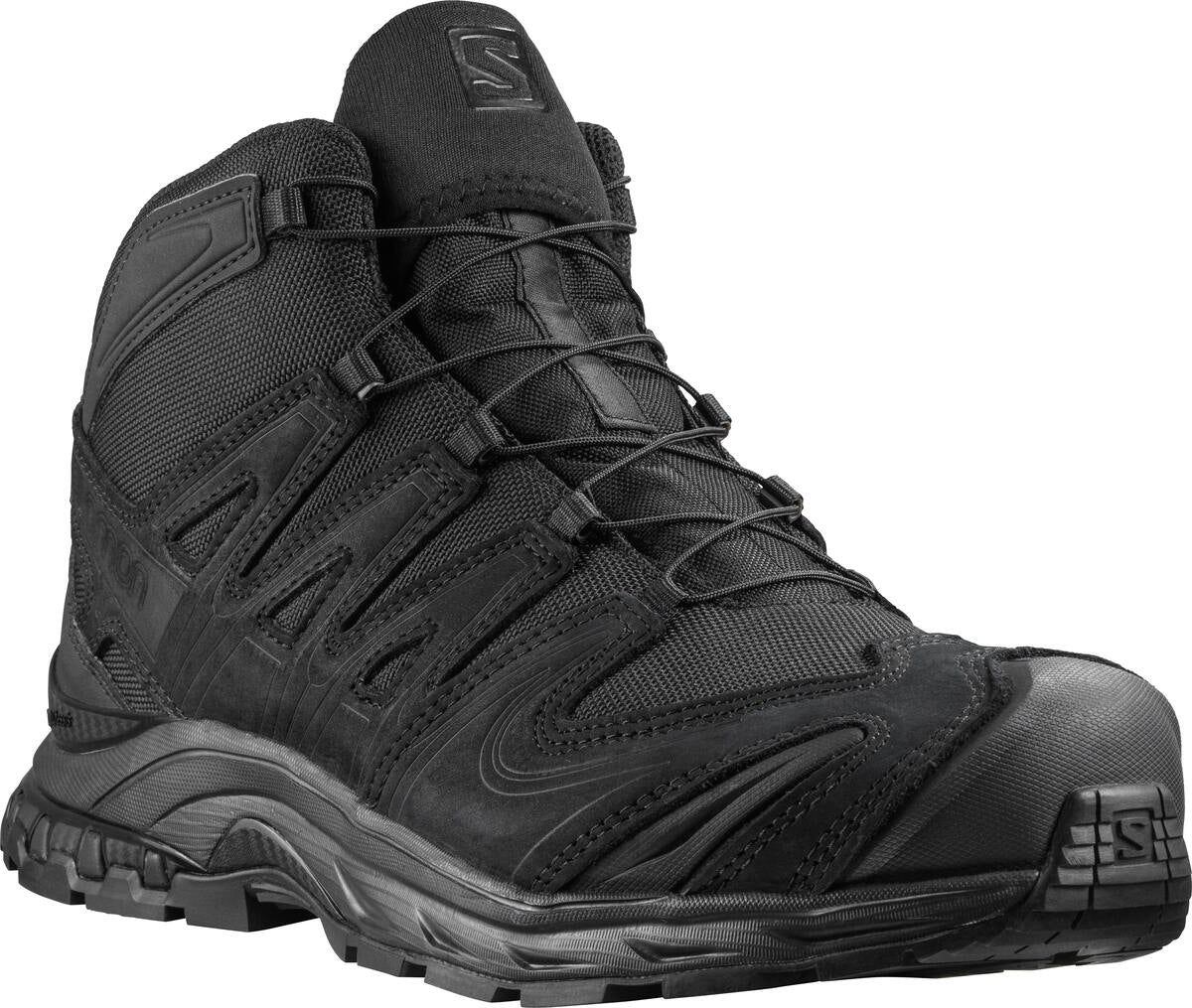 Ein schwarzer SALOMON FORCES XA FORCES MID WIDE EN-Stiefel mit verstärkter Zehenpartie, Obermaterial aus Mesh/Synthetik, robustem Profil und Schnellschnürsystem - schräg gezeigt, um die taktische Konstruktion nach ISO 20347 hervorzuheben.