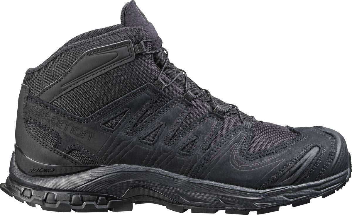 Der SALOMON FORCES XA FORCES MID WIDE EN - Black ist ein schwarzer, mittelhoher Wanderschuh mit robustem Profil, Mesh- und Synthetik-Overlays, verstärktem Zehen-/Fersenbereich und erfüllt die ISO 20347. Seitenansicht auf weißem Hintergrund.