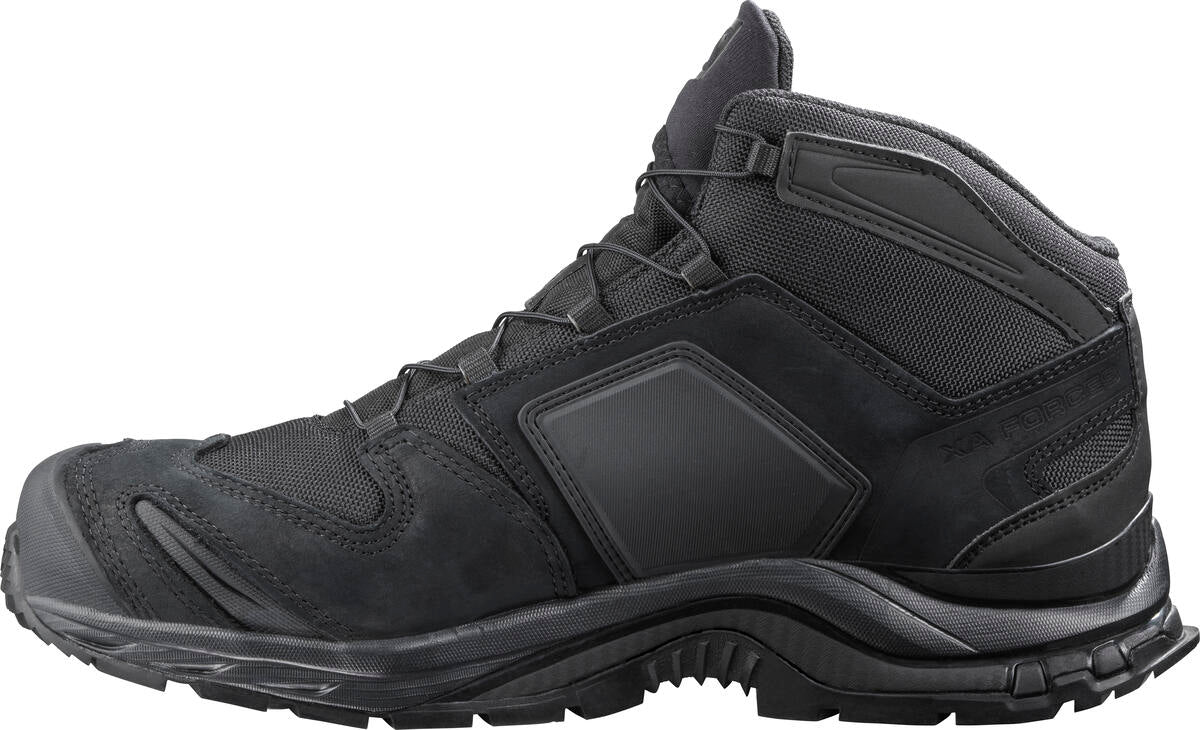 Der SALOMON FORCES Salomon XA FORCES MID WIDE EN - Black ist ein robuster, schwarzer High-Top-Taktikstiefel mit Mesh- und Synthetik-Overlays, verstärktem Zehen- und Fersenbereich und aggressivem Profil - ideal für anspruchsvolle Outdoor- oder taktische Einsätze.