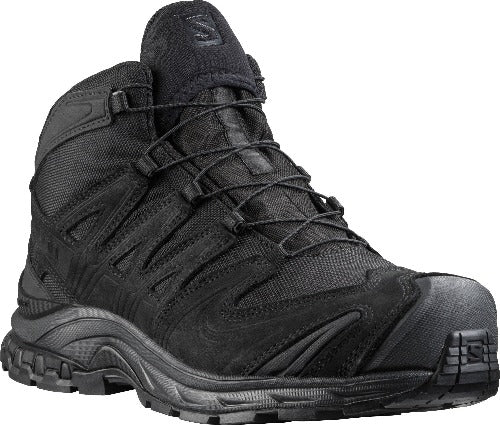 Ein schwarzer SALOMON FORCES XA FORCES MID WIDE GTX EN Stiefel mit dicker Gummisohle, verstärktem Zehenbereich und Schnellschnürsystem - ideal als taktischer Stiefel für den Polizei-Militäreinsatz - wird angewinkelt gezeigt, um seine Seite und Vorderseite zu zeigen.