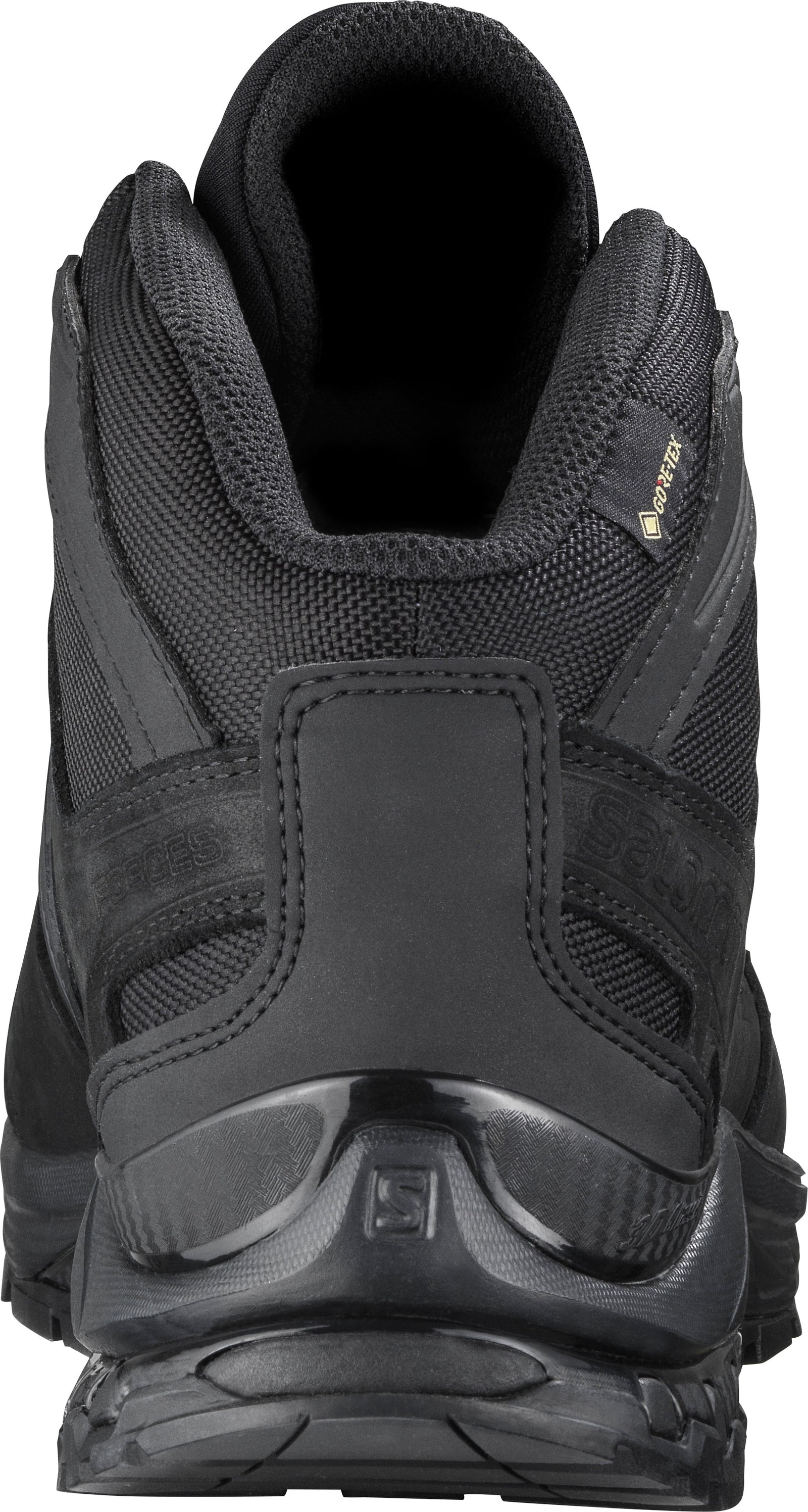 Die Rückansicht des schwarzen SALOMON FORCES XA FORCES MID WIDE GTX EN zeigt sein strukturiertes Material, den gepolsterten Kragen, das GORE-TEX Label und die robuste Sohle - perfekt für den Polizei Militäreinsatz oder als taktischer Stiefel.