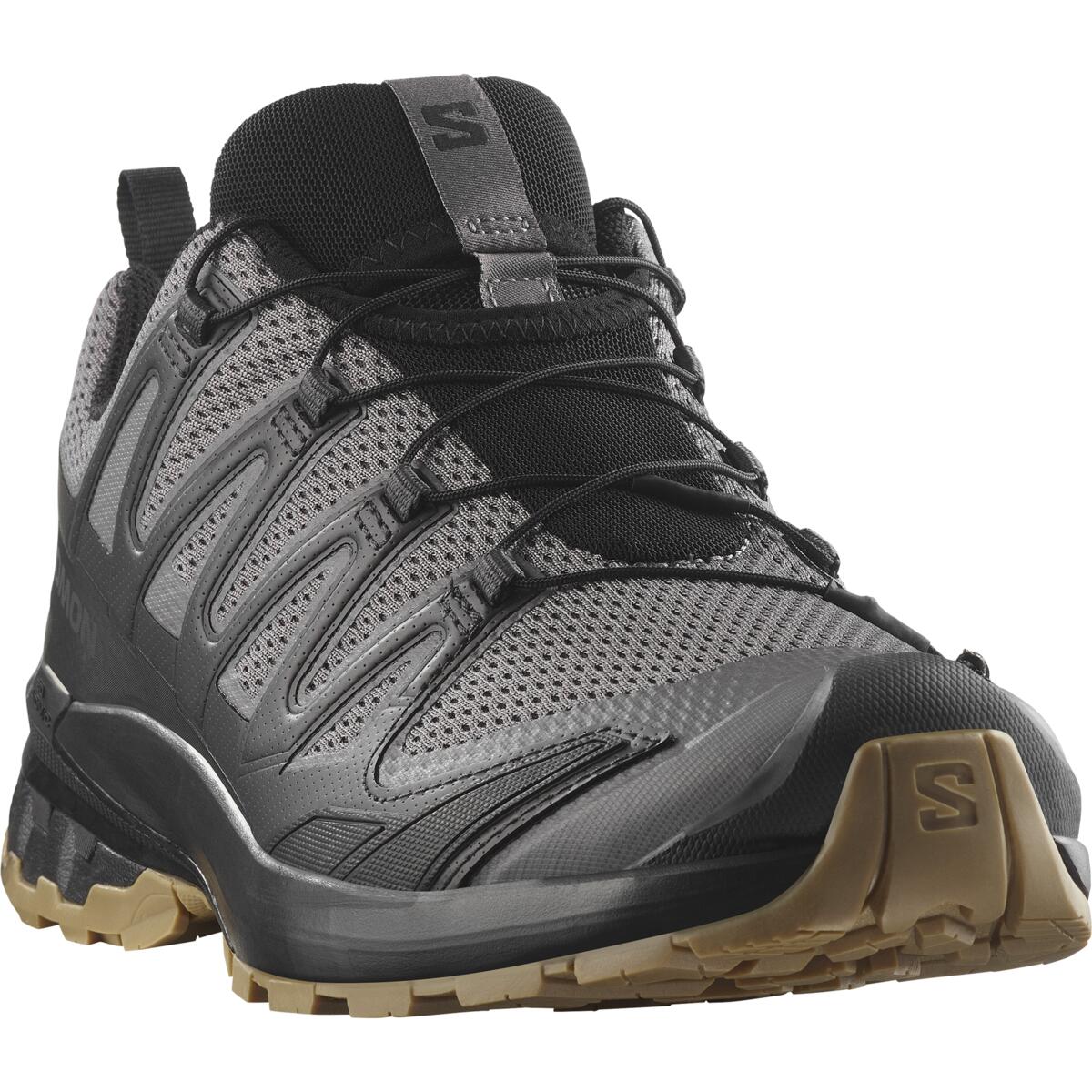 Der SALOMON FORCES XA PRO FORCES in Clrock/Schwarz/Gum verfügt über das SensiFit-System, eine robuste Gummisohle, schwarze Schnürsenkel, ein atmungsaktives Mesh-Obermaterial, eine braune Zehenkappe und ein sichtbares Salomon-Logo auf Zunge und Spitze.