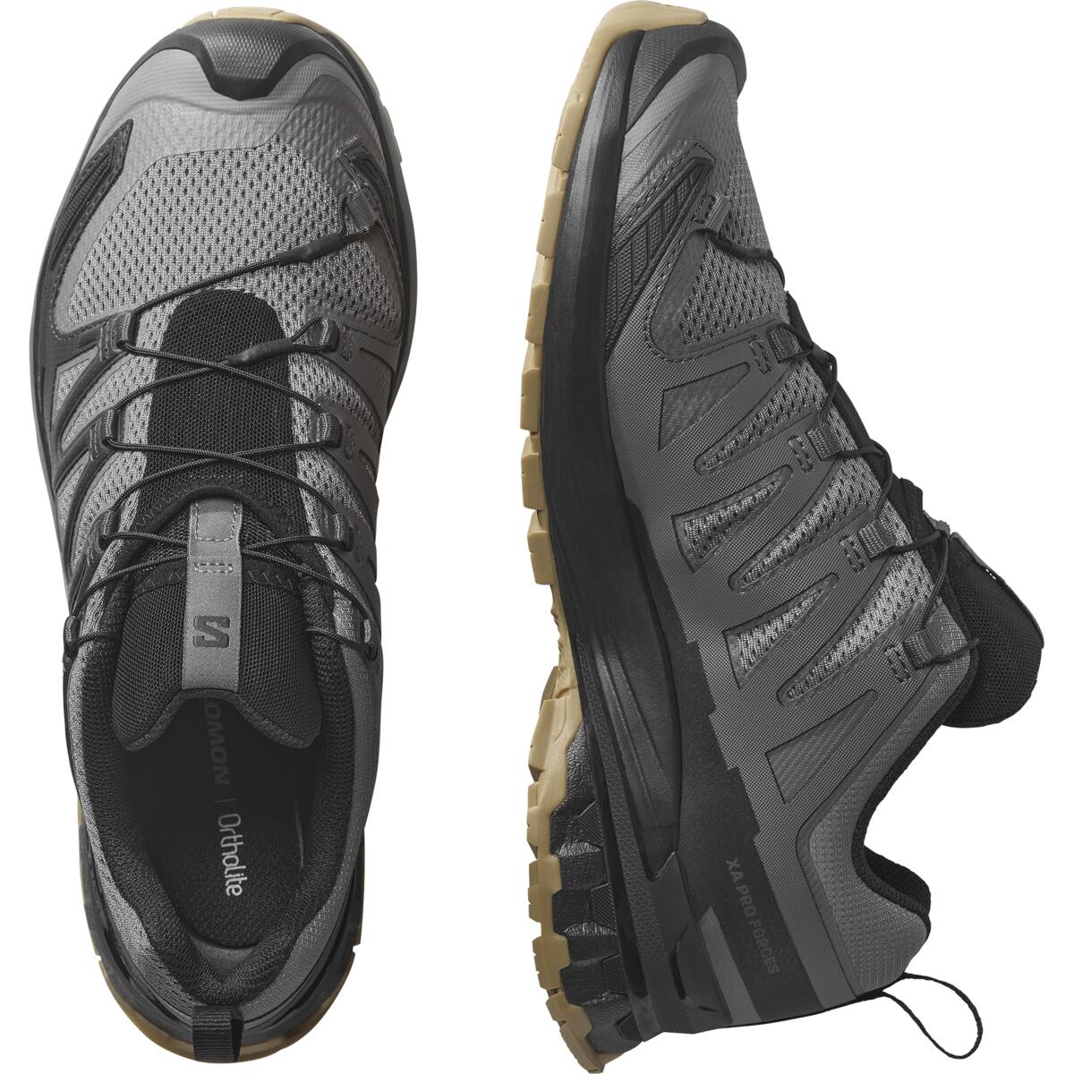 Ein Paar SALOMON FORCES XA PRO FORCES Schuhe in Clrock, Schwarz und Gum mit hellbrauner Gummisohle. Sie sind von oben und von der Seite zu sehen und verfügen über Mesh-Einsätze, Synthetik-Overlays, ein Schnellschnürsystem und das SensiFit-System zur Unterstützung.