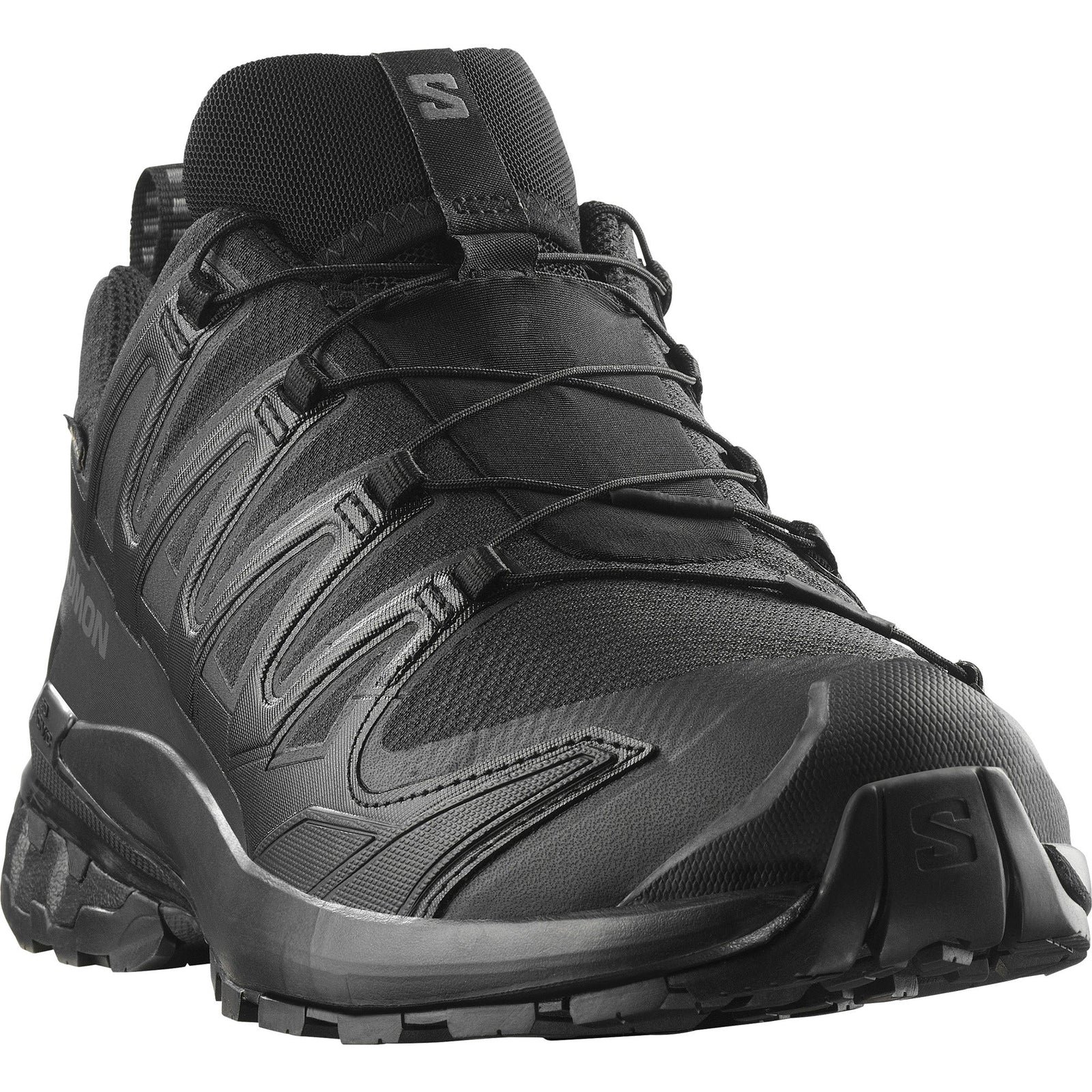 Der von vorne gezeigte SALOMON FORCES XA PRO FORCES GTX - Black Trail-Schuh verfügt über eine robuste Sohle, ein GORE-TEX-Futter, Synthetik-Overlays, ein Schnellschnürsystem und S-Logos auf der Zunge und der Schuhspitze.