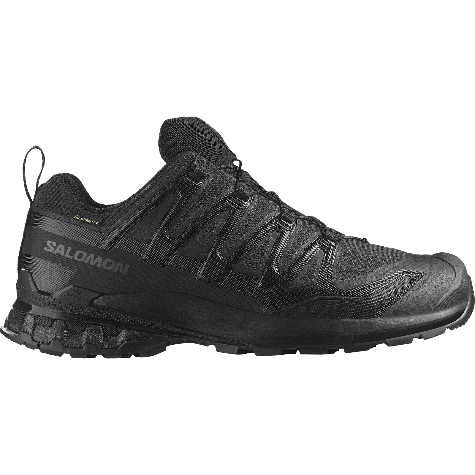 Der Salomon XA PRO FORCES GTX - Black von SALOMON FORCES zeigt sich im Seitenprofil auf einem schlichten, hellen Hintergrund. Er verfügt über eine robuste Sohle, ein atmungsaktives Mesh-Obermaterial, einen verstärkten Zehenbereich, ein seitliches Branding und GORE-TEX für Wetterschutz.
