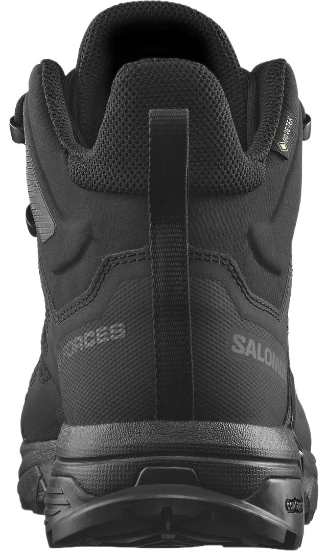 Die Rückansicht des SALOMON FORCES X ULTRA FORCES MID GTX - Black zeigt eine verstärkte Ferse, eine strukturierte griffige Außensohle, sichtbares Branding, strapazierfähiges Material und eine Stoffschlaufe. Inspiriert von GORE-TEX Stiefeln für zuverlässigen Schutz.