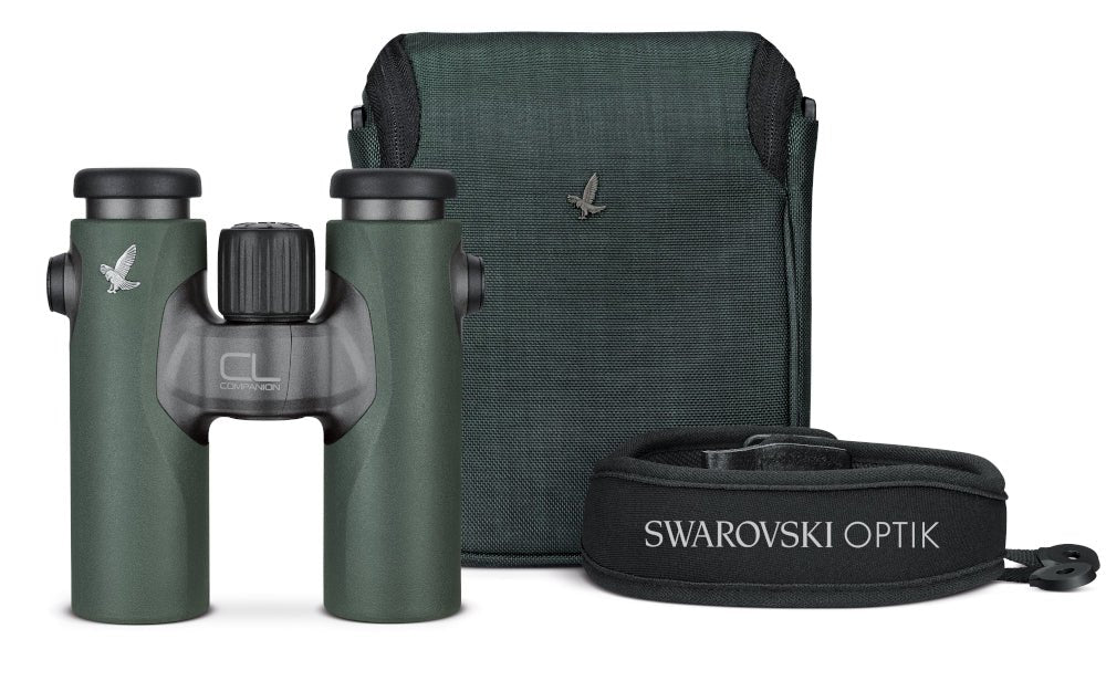 Das SWAROVSKI OPTIK Fernglas CL Companion 8x30 B in grün, die dazugehörige Tasche und ein gepolsterter Trageriemen sind nebeneinander auf weißem Hintergrund abgebildet. Sowohl das Fernglas als auch die Tasche sind mit einem kleinen silbernen Vogellogo versehen.