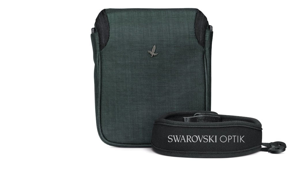 Eine dunkelgrüne Stofftasche für das SWAROVSKI OPTIK Fernglas CL Companion 8x30 B mit Vogel-Emblem, abgebildet neben einem abnehmbaren schwarzen Riemen mit weißer Aufschrift SWAROVSKI OPTIK. Perfekt passend für Ihren CL Companion 8x30 B.