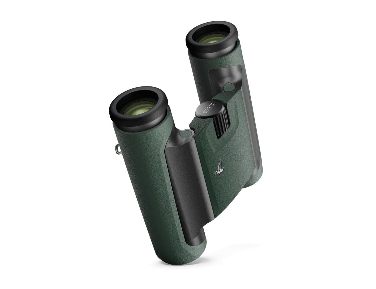 Ein Paar Swarovski Fernglas CL Pocket 10x25 von SWAROVSKI OPTIK, grün mit schwarzen Okularen und zentralem Fokussierknopf, auf weißem Hintergrund.