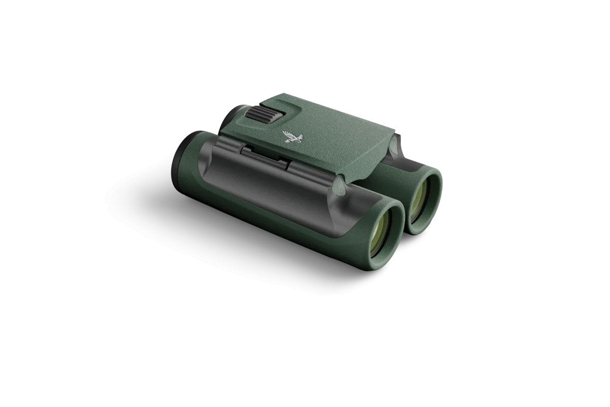 Ein SWAROVSKI OPTIK CL Pocket 10x25 grünes Fernglas mit modernem, kompaktem Design liegt auf weißem Hintergrund.