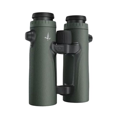 Das SWAROVSKI OPTIK Fernglas EL Range 8x42 TA in dunkelgrün mit schwarzen Okularen und Einstellknöpfen, einem zentralen Fokussierrad und einem dezenten Logo auf dem linken Tubus ist aufrecht vor weißem Hintergrund abgebildet.