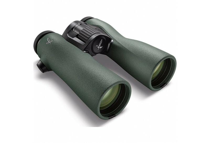 Das SWAROVSKI OPTIK NL Pure 8x42 Fernglas ist ein grünes, lichtstarkes Fernglas mit großen Objektivlinsen, zentralem Fokussierrad und strukturiertem Griff auf schlichtem weißen Hintergrund.