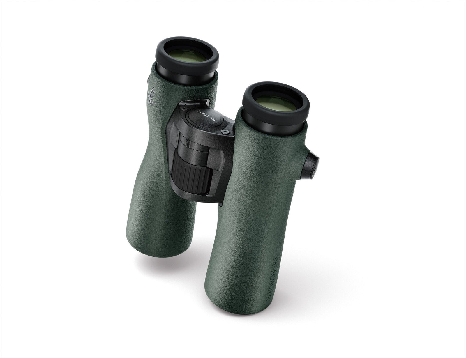 Grünes Fernglas mit strukturiertem Griff, zentralem Fokussierrad und dunklen Okularen auf weißem Hintergrund - so zeigt sich die Klarheit und Qualität des SWAROVSKI OPTIK NL Pure 8x42 Fernglases.