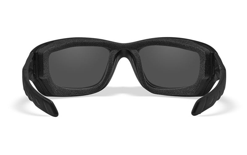 Schwarze Sonnenbrille WILEY X Schutzbrille GRAVITY mit dunklen Gläsern und dicken, gebogenen Bügeln, von vorne auf weißem Hintergrund abgebildet.