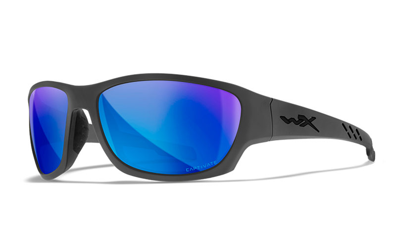 Die WILEY X Sonnenbrille CLIMB hat einen mattschwarzen Rahmen, Captivate Blue Mirror polarisierte Gläser und ein "wx"-Logo. Ihr sportliches Wraparound-Design macht sie perfekt für Outdoor-Aktivitäten.