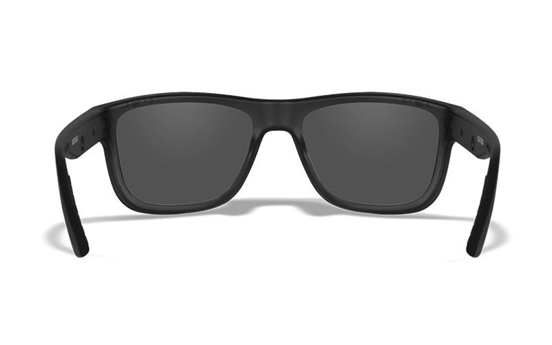 Ein Paar schwarze rechteckige WILEY X Sonnenbrille OVATION mit dunkelgrauen Gläsern, von vorne vor weißem Hintergrund.