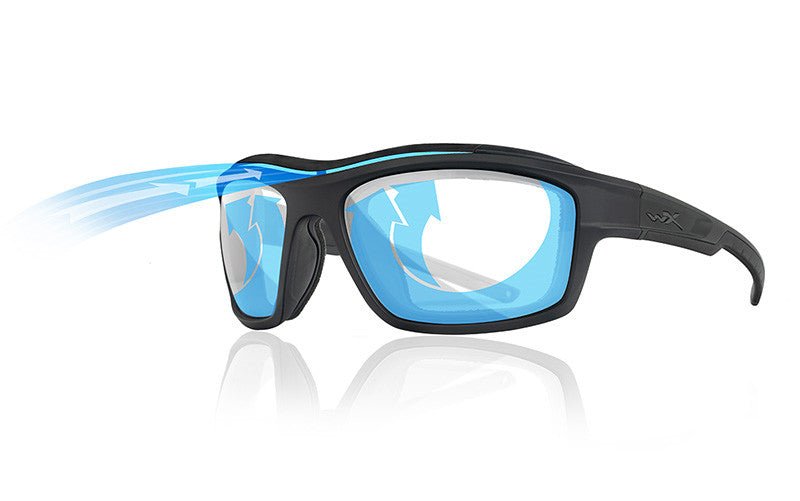 WILEY X Sonnenbrille OZONE Sport-Sonnenbrille mit schwarzem Rahmen und blau getönten Gläsern, abgebildet mit blauen Pfeilen für die Belüftung durch den Rahmen und um die Gläser herum.