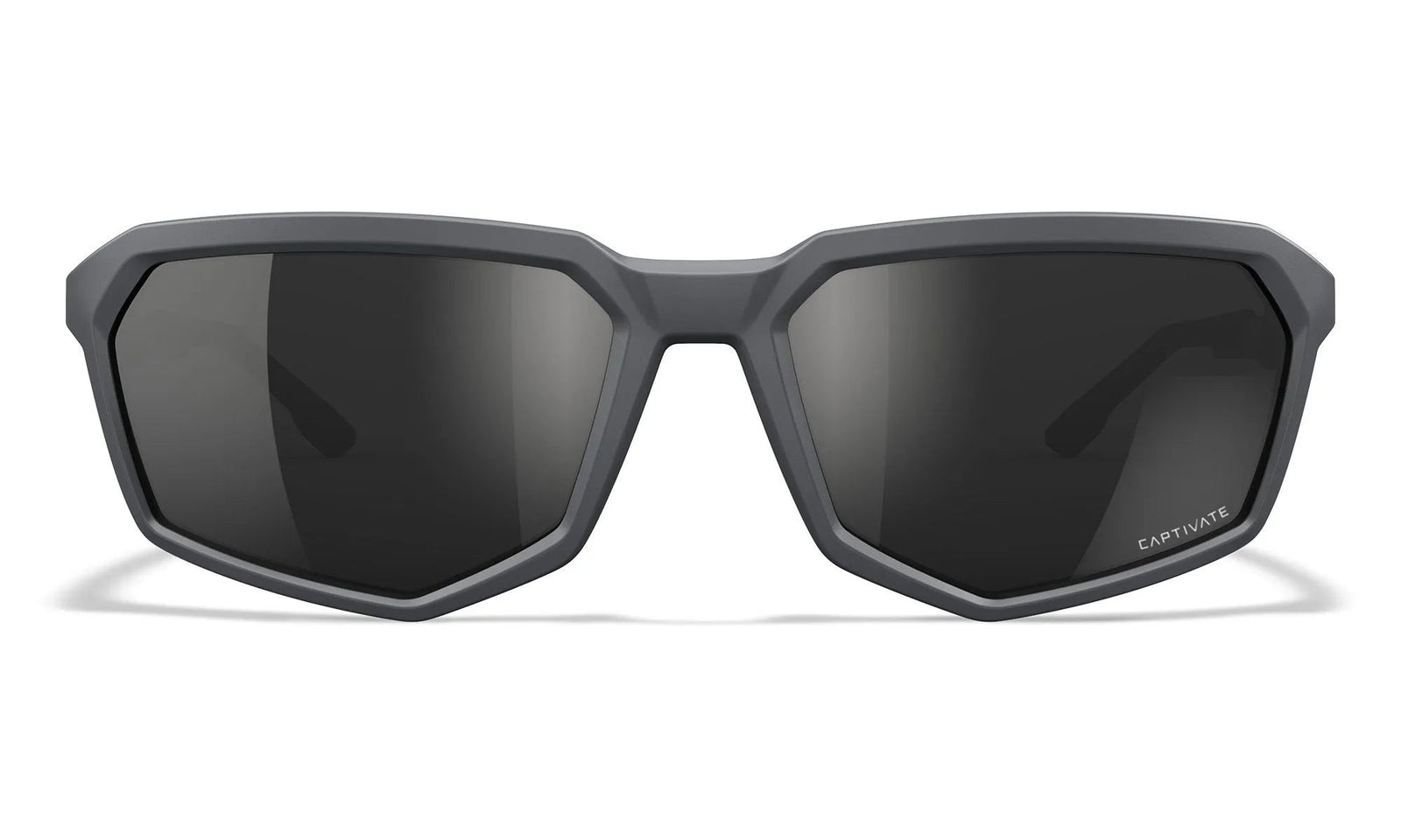 Mattgraue eckige Sonnenbrille mit dunklen Gläsern, von vorne gesehen. Die Wiley X Sonnenbrille RECON von WILEY X hat einen geometrischen Rahmen und CAPTIVATE auf dem unteren rechten Glas - ideal als polarisierte Sonnenbrille für jedes Abenteuer.